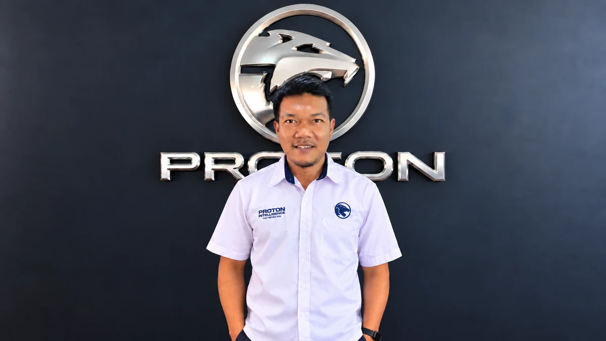 Fuad Sales Advisor Proton Juru membantu pelanggan Proton S70